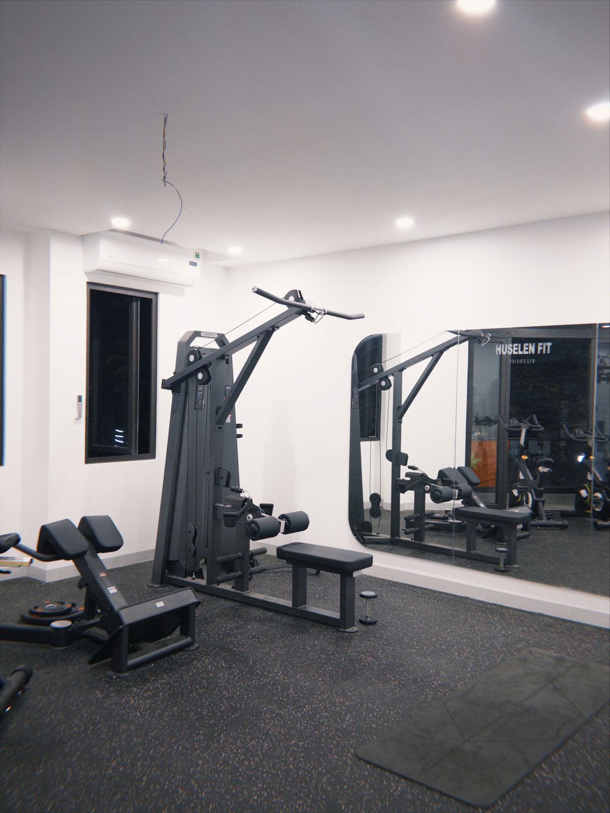 Máy kéo cáp và gương lớn có logo HuselenFIT