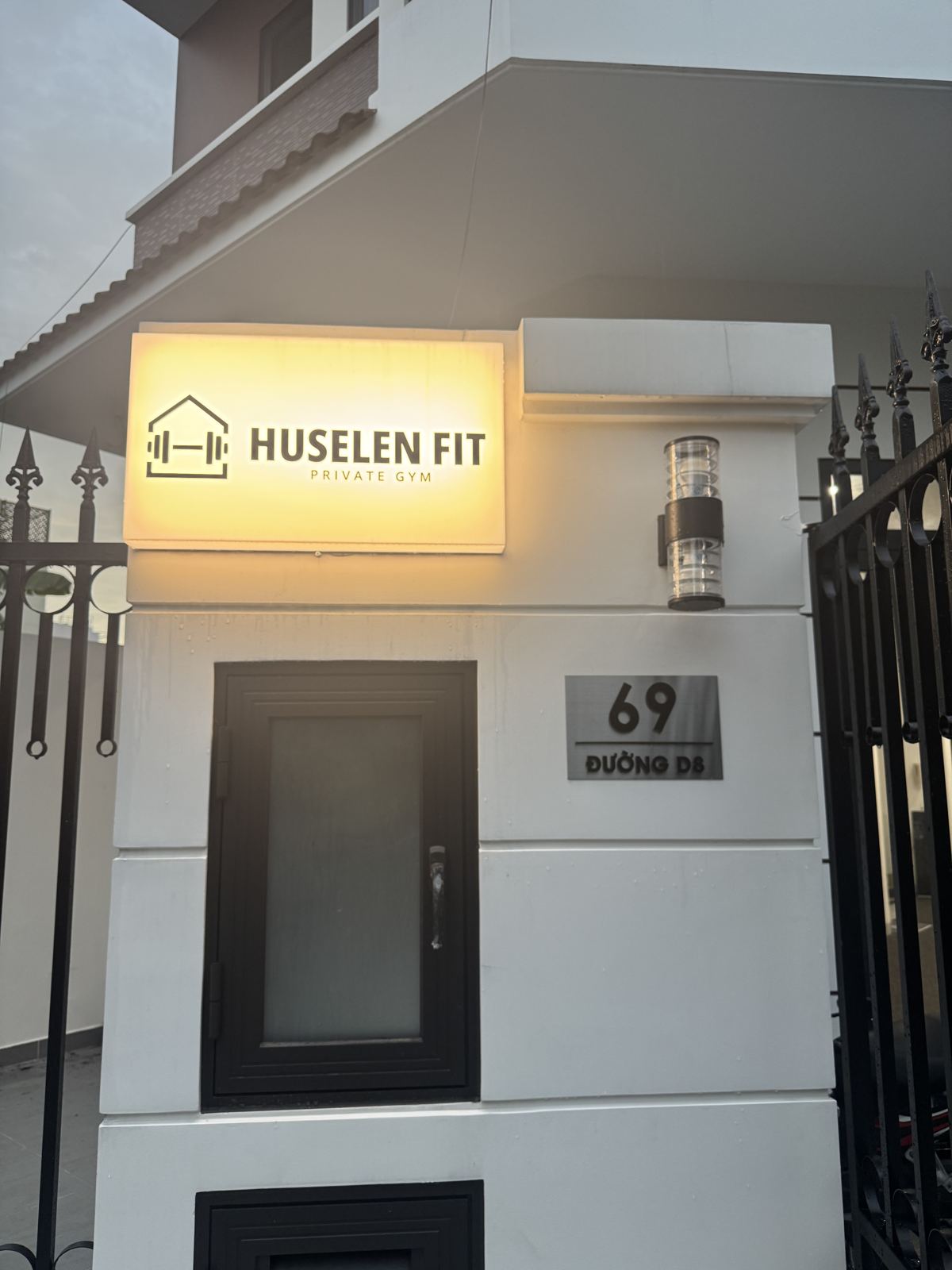 Biển hiệu HuselenFIT và số nhà 69 Đường D8